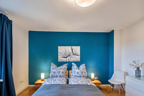 a blue bedroom with a bed with blue walls at Apartement Hangarstein in Kassel