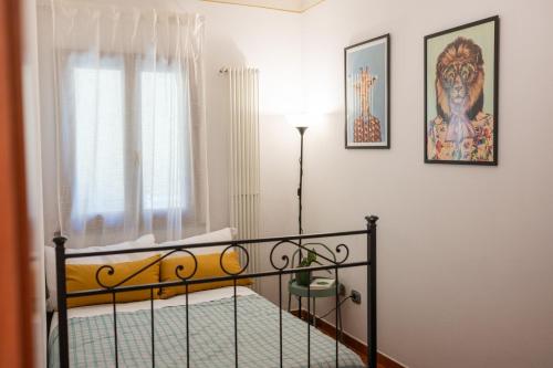 ein kleines Schlafzimmer mit einem Bett und einem Fenster in der Unterkunft Appartamento Freschi in San Miniato
