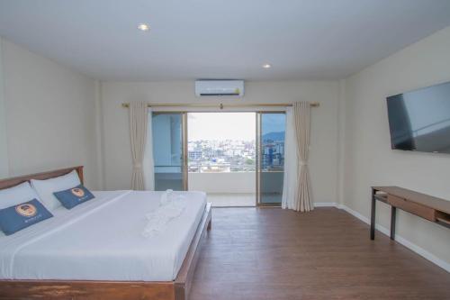 Postel nebo postele na pokoji v ubytování RoomQuest The Peak Patong Hill