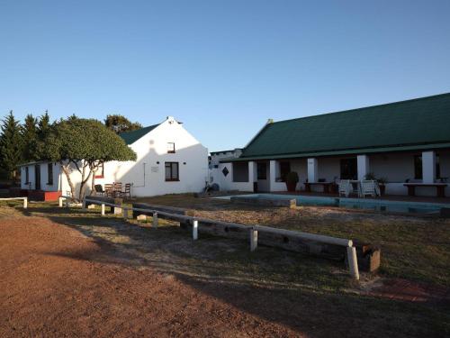 una casa con una valla delante de ella en Tula Guest Farm en Yzerfontein