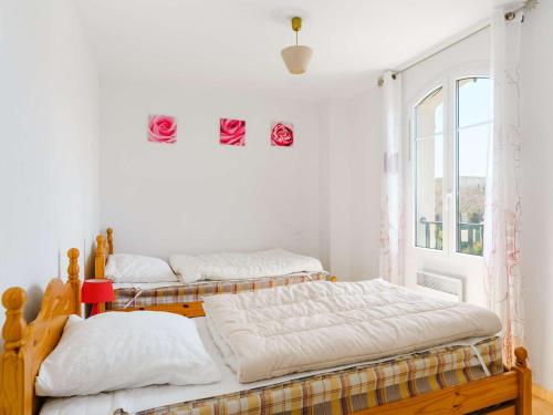 deux lits jumeaux dans une chambre avec fenêtre dans l'établissement Villa 4 pièces avec piscine privée, jardin, garage, 7 couchages, Narbonne-Plage, proche commerces - FR-1-409-21, à Narbonne