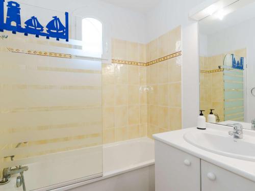 une salle de bain avec une baignoire, un lavabo et une douche dans l'établissement Villa 4 pièces avec piscine privée, jardin, garage, 7 couchages, Narbonne-Plage, proche commerces - FR-1-409-21, à Narbonne