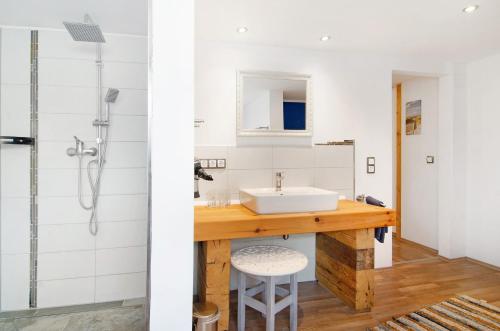 uma casa de banho com um lavatório e um chuveiro em Schönfeld em Stockach