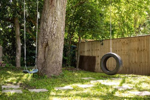 Taman di luar Walnut Luxurious 2-Bedroom with Ensuite - Parking, Netflix, WIFI - Close to Oxford, Bicester & Blenheim Palace
