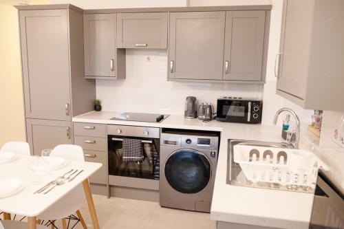 Dapur atau dapur kecil di Walnut Luxurious 2-Bedroom with Ensuite - Parking, Netflix, WIFI - Close to Oxford, Bicester & Blenheim Palace