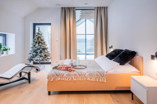 Un dormitorio con un árbol de Navidad y una cama en Boskata Spa & Wellness Resort Ślesin en Mikorzyn