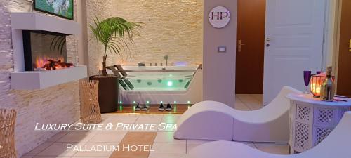 baño con bañera y chimenea en Hotel Palladium, en Monastir