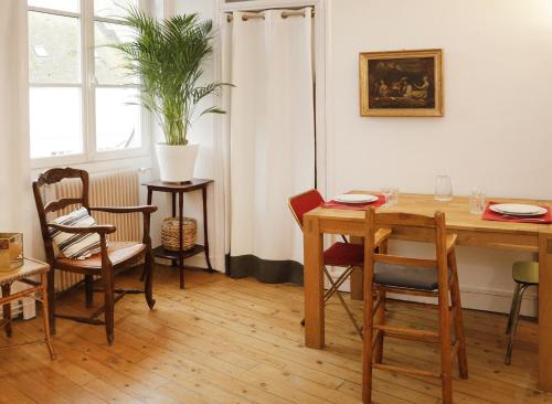 a dining room with a table and chairs at Appartements 4 vents by La Boîte En Plus in Senlis