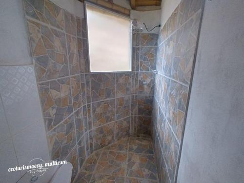 Un baño de Cabañas Ecoturismo Evy
