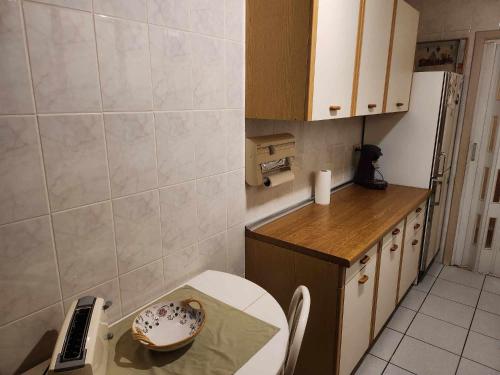a small kitchen with a table and a bowl on a table at Appartement Parc Forestier 3-4 personnes in Brussels