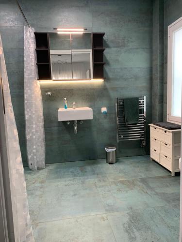 un baño con lavabo y espejo en Beach Bungalow, en Málaga
