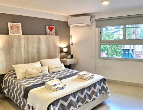 um quarto com uma cama com duas toalhas em DEPARTAMENTO TAG em Santiago del Estero