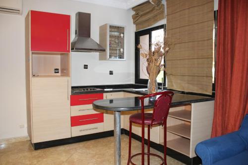 a kitchen with a table and a red kitchen at loft d'exception à Gauthier in Casablanca
