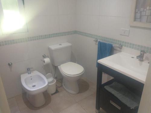 ein Bad mit einem WC und einem Waschbecken in der Unterkunft Los alamos in Chascomús