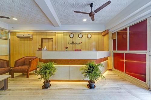 una hall con sala d'attesa con due piante di Super Collection O G Silver Hotels Mount Road a Chennai
