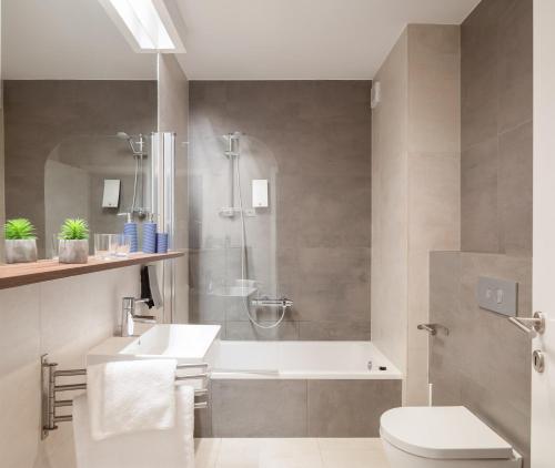 Koupelna v ubytování Villa Jolara With Heated Pool - Deluxe Suite 10