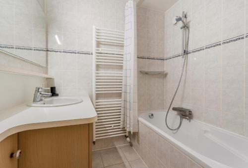 Ένα μπάνιο στο Beautiful spacious apartment 100m from the beach with 2 terraces & private garage box
