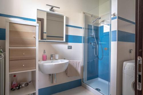 un baño con lavabo y ducha en The Pellegrino Spot, en Numana