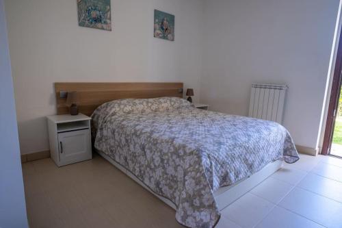 1 dormitorio con 1 cama, mesita de noche y ventana en The Pellegrino Spot, en Numana