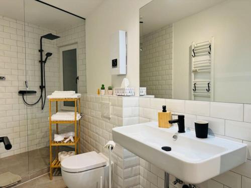 a white bathroom with a sink and a toilet at Klassen Stay - Designer Apartment für 6 - Zentral - 2x Kingsize in Essen