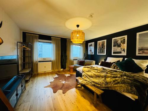 1 dormitorio con 1 cama y sala de estar en Klassen Stay - Designer Apartment für 6 - Zentral - 2x Kingsize, en Essen