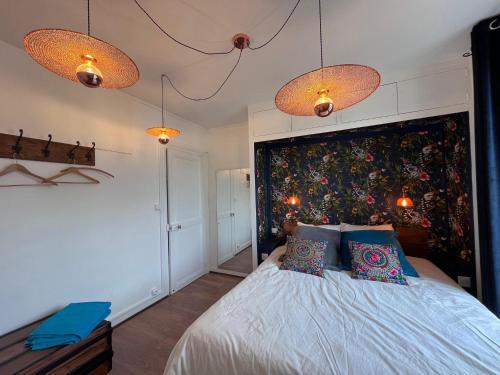 une chambre avec un lit avec deux oreillers dessus dans l'établissement Appartement Bulles de Lumière, à Épernay