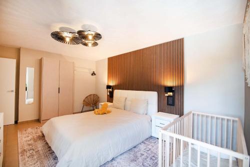 um quarto com uma grande cama branca e uma escada em Calpeview II Luxury Villa By Calpitality em Calpe