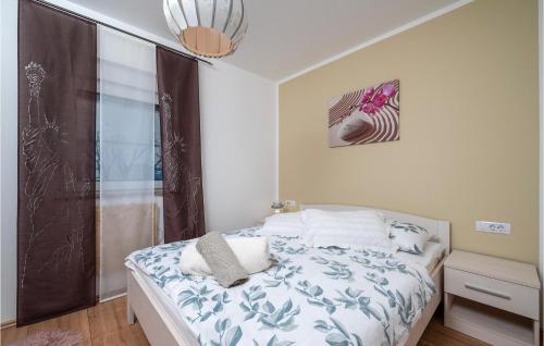 - une chambre dotée d'un lit avec une couverture bleue et blanche dans l'établissement 1 Bedroom Cozy Apartment In Valbandon, à Valbandon