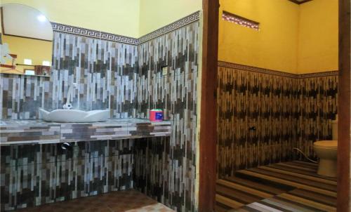 y baño con lavabo y aseo. en Matahari Bungalow 3, en Gili Air