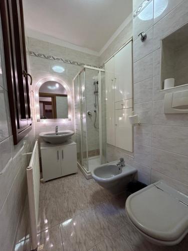 ein Bad mit einem WC, einem Waschbecken und einer Dusche in der Unterkunft CA, BOTTE in Venedig