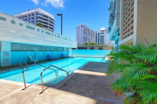 サンファンにあるLuna Llena Beach 1Bdr Oceanview Poolの建物の横にあるプール