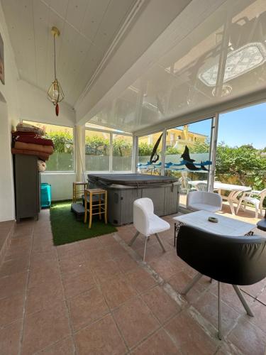 Cette grande chambre dispose d'un billard et de chaises. dans l'établissement Village naturiste - Villa Le spa de la Palmeraie - 3 chambres - 100 m2, au Cap d'Agde