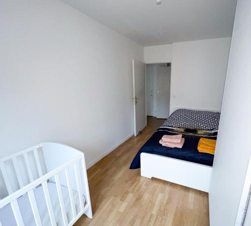 niewielka sypialnia z łóżkiem i schodami w obiekcie Cosy & Spacieux, Paris 10 min + Parking privé. w mieście Saint-Ouen
