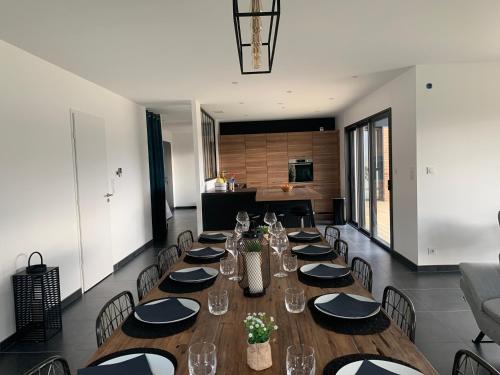 une salle à manger avec une longue table et des chaises dans l'établissement VILLA k10, à Ploudalmézeau