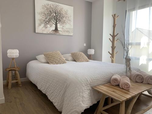 une chambre avec un grand lit avec des serviettes dessus dans l'établissement VILLA k10, à Ploudalmézeau