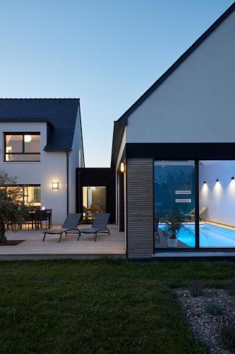 une maison avec une piscine dans l'arrière-cour dans l'établissement VILLA k10, à Ploudalmézeau