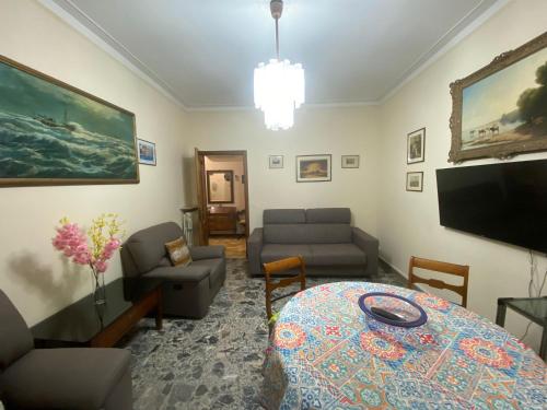 Casa Vacanze Rosignoli في كريمونا: غرفة معيشة مع أريكة وطاولة