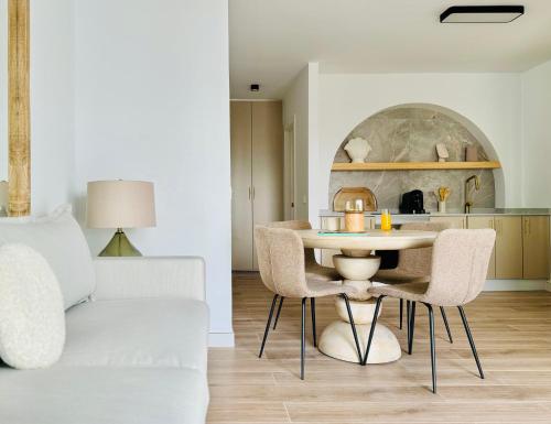 un soggiorno con tavolo e sedie di Canaryislandshost l Beach a Puerto del Carmen