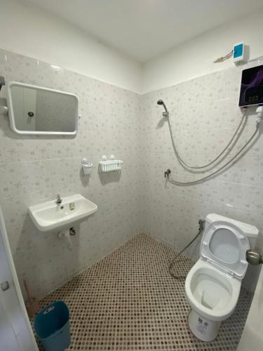 y baño con aseo y lavamanos. en 84 Bar & Guest House Room 3, en Ban Huai Luk (1)