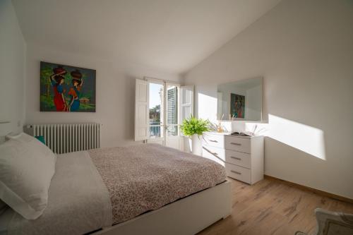 サン・ミニアートにあるCIVICO 46の白いベッドルーム(ベッド1台、ドレッサー付)