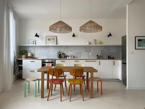 une cuisine avec une table et des chaises en bois dans l'établissement 8AUB - Superbe cosy appartement à deux pas du vieux port, à Marseille