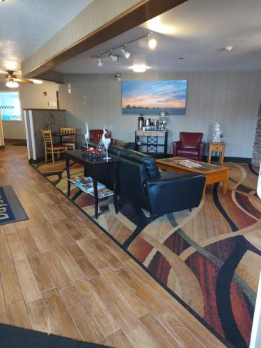 Ruang duduk di Days Inn & Suites by Wyndham Fargo 19th Ave/Airport Dome