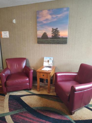 Ruang duduk di Days Inn & Suites by Wyndham Fargo 19th Ave/Airport Dome