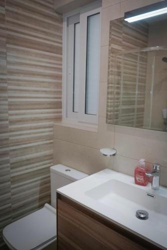 Ένα μπάνιο στο Comfort and Convenience flat 4 dad's court
