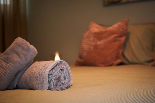 Ένα ή περισσότερα κρεβάτια σε δωμάτιο στο Comfort and Convenience flat 4 dad's court