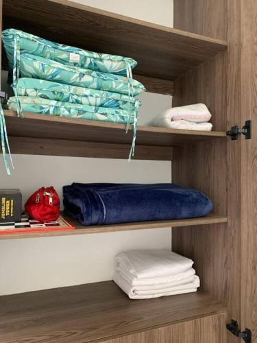 a wooden shelf with towels and towels on it at Apartamento Eje Cafetero Parque del Café in La Tebaida