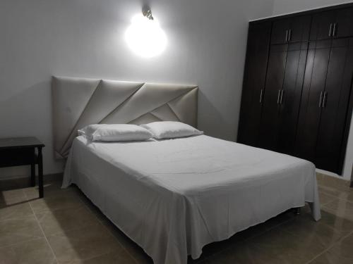 Un pat sau paturi într-o cameră la Casa, Apartamento en Buga (Valle)