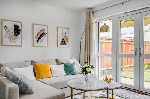 Ảnh trong thư viện ảnh của Modern Living 3 bedroom Villa Luton Car parking close to Town centre Airport Birdwatching walk paths ở Luton