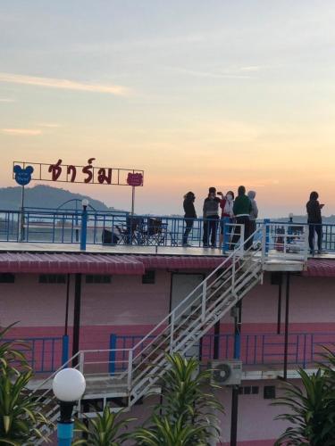 Matahari terbit atau terbenam yang dilihat dari resort atau berdekatan