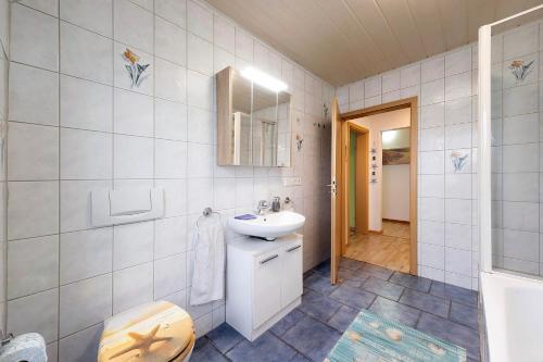 a bathroom with a sink and a toilet at Wuddisferienwohnug in Nordleda